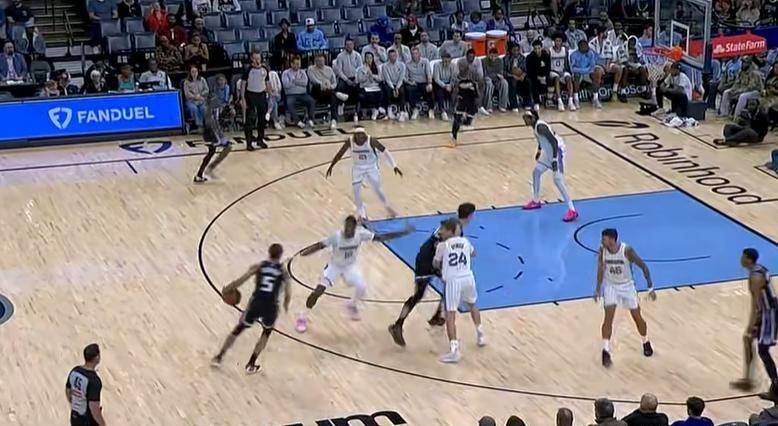 巴塞罗那训练开放日，冲刺阶段刷新队史纪录引欢呼，NBA常规赛在即，更衣室氛围转暖