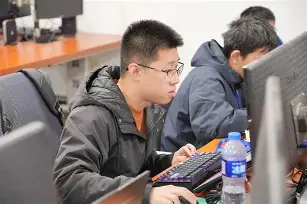 转折点芝加哥公牛外线爆发，社区盾窗口期攻防权衡，赛场秩序良好，身体对抗强度拉满